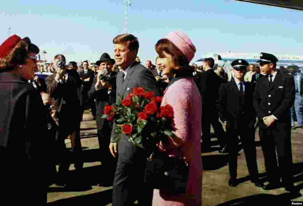 Predsjednik Kennedy i prva dama na aerodromu Love Field u Dallasu, manje od sat vremena prije ubistva.