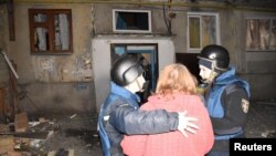 Psiholozi za hitne slučajeve razgovaraju sa stanovnicima na mjestu napada ruskih dronova u Kropivnjickom, Ukrajina, 20. marta 2025.