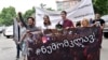 Люди вышли на улицы для того, чтобы поддержать отца убитого в декабре одиннадцатиклассника