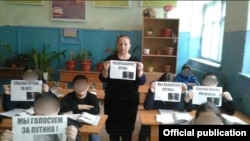 Дагестан, село Беліджі. Вчителька Дуняханум Байрамова проводить з дітьми акцію на підтримку Путіна