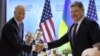 Президент України Петро Порошенко (праворуч) і віце-президент США Джо Байден під час зустрічі в рамках саміту з ядерної безпеки у Вашингтоні, 31 березня 2016 року