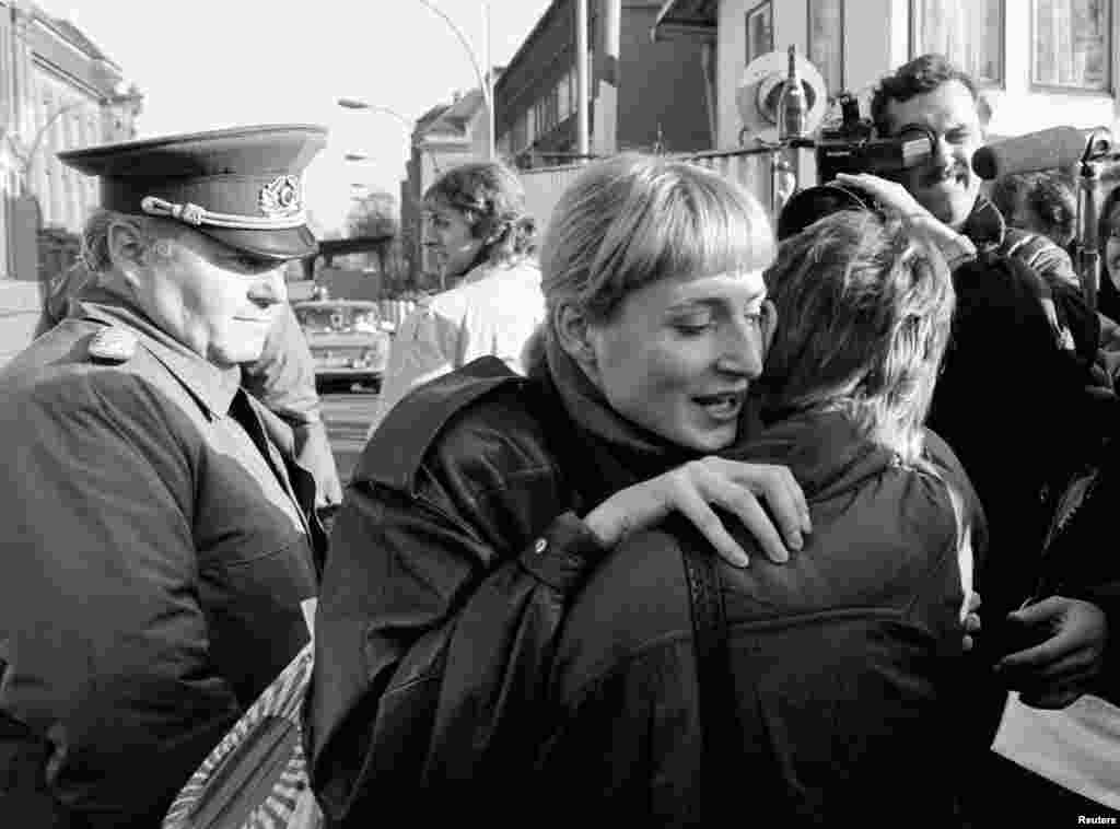 Trenutak koji je većina čekala - susret sa porodicom i prijateljima sa druge strane Zida, 10. novembar 1989. 