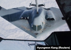 Dopunjavanje bombarder B-2 Spirit iz aviona-tankera iznad Misurija u oktobru 2022.