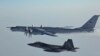 Ruski Tu-142 pomorski izviđački avion (gore desno) presretnut je blizu obale Aljaske. (arhivska fotografija)
