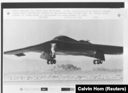 Stelt bombarder B-2 iznad pustinje Mohave tokom drugog probnog leta aviona u avgustu 1989.