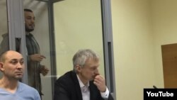 Акбарали Абдуллаев (на заднем плане) в суде Киева. 22 февраля 2017 года.