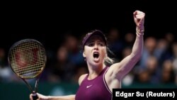 Українка Еліна Світоліна (на фото) перемогла представницю Словаччини Вікторію Кужмову з рахунком 6:4, 6:1.