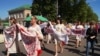 Дівчата несли рушники, створені місцевими майстринями народної вишивки, зокрема, великий 20-тиметровий рушник, виконаний в різноманітних техніках. Вони поклали квіти до пам&rsquo;ятника Тарасу Шевченку та разом виконали гімн України