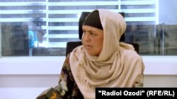 Бибисоч Раҳимова ба дафтари Радиои Озодӣ омад ва дар бораи ҷустӯҷуяш нақл кард.