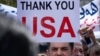 Иракский христианин поднимает плакат с благодарностью в адрес США на демонстрации у американского консульства в Ириби (один из центров населенной курдами области). Август 2014 года. 