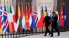 Francuski predsjednik Emmanuel Macron i ukrajinski predsjednik Volodimir Zelenski šetaju Jelisejskom palatom u Parizu 4. septembra 2025.
