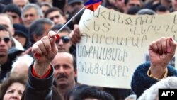 Армяндар былтыркы полиция менен кандуу кагылышуунун бир жылдыгын белгилешти. 2009-жылдын 1-марты. Ереван. 