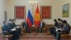 Президент КР Алмазбек Атамбаев и первый вице-премьер-министр РФ Игорь Шувалов, Бишкек, 29 марта 2013 года.