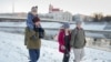 Журналистът от беларуската служба на Радио Свободна Европа – Андрей Кузнечик прекарва време със семейството си във Вилнюс след освобождаването си от затвора в Беларус, 24 февруари 2025 г.