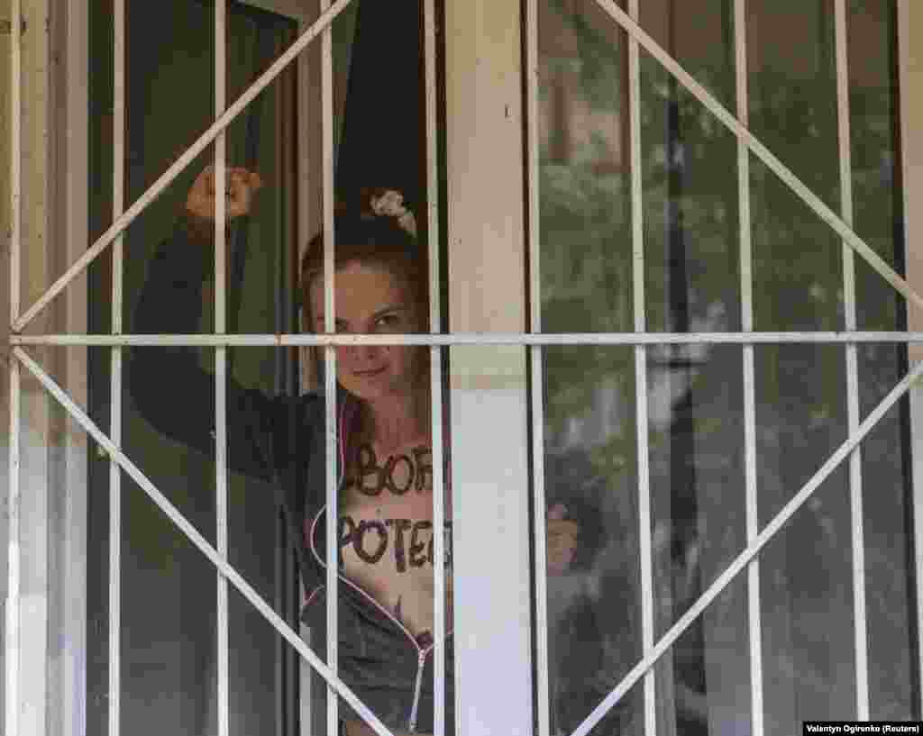 Shachko gestures to a photographer during a court session in Kyiv in 2013.&nbsp;