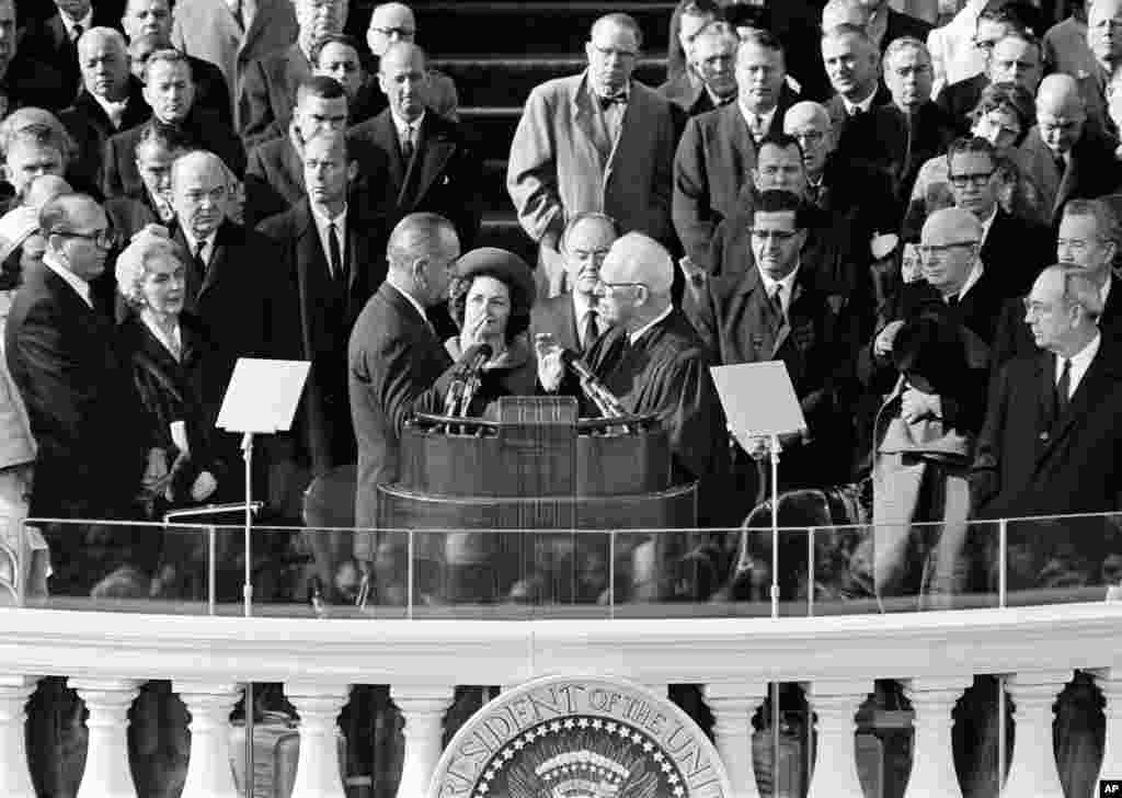 Lyndon B. Johnson polaže zakletvu kao 36. predsjednik nacije na Kapitolu 20. januara 1965. godine. Ovo je bila njegova druga inauguracija, budući da je preuzeo predsjedništvo poslije Kennedyjevog ubistva.