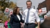 Potpredsjednica SAD-a Kamala Harris (lijevo) i guverner Kalifornije Gavin Newsom tokom kampanje u San Leandru, Kalifornija, 8. septembra 2021.