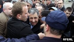 Внепарламентская оппозиция Грузии столкнулась с полицией. Стычка началась в Тбилиси около здания типографии, где собрались представители партий, входящих в политическое объединение «Национальный совет». 