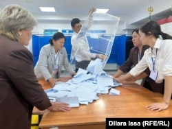 Sortiranje glasačkih listića na biračkom mjestu u Šimkentu tokom nacionalnog referenduma o nuklearnim elektranama u oktobru 2024.
