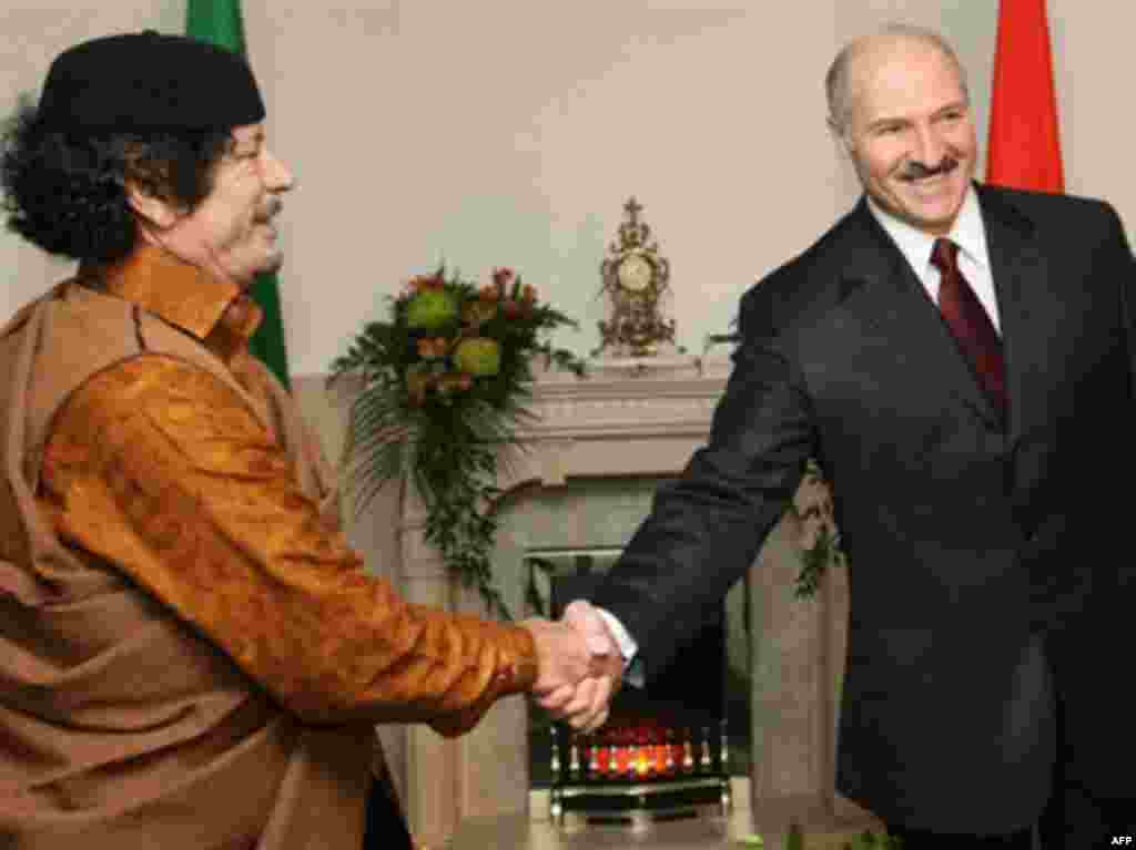 Gadafi se rukuje sa bjeloruskim predsjednikom Aleksandrom Lukašenkom tokom prve posjete libijskog lidera Minsku, 2. novembar 2008.