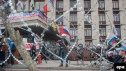 Захоплена сепаратистами будівля Донецької ОДА. Квітень 2014 року 